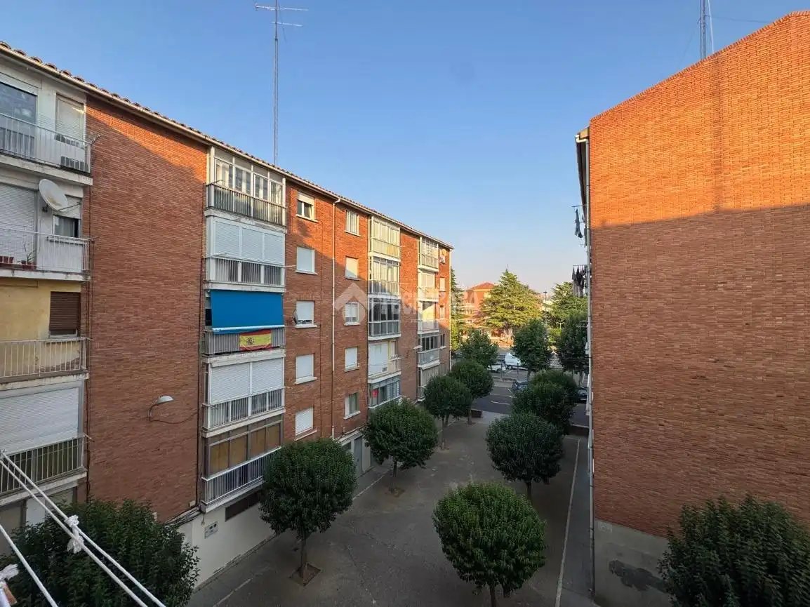 Vista exterior de Pis en venda en Palencia amb Calefacció, Traster i Balcó
