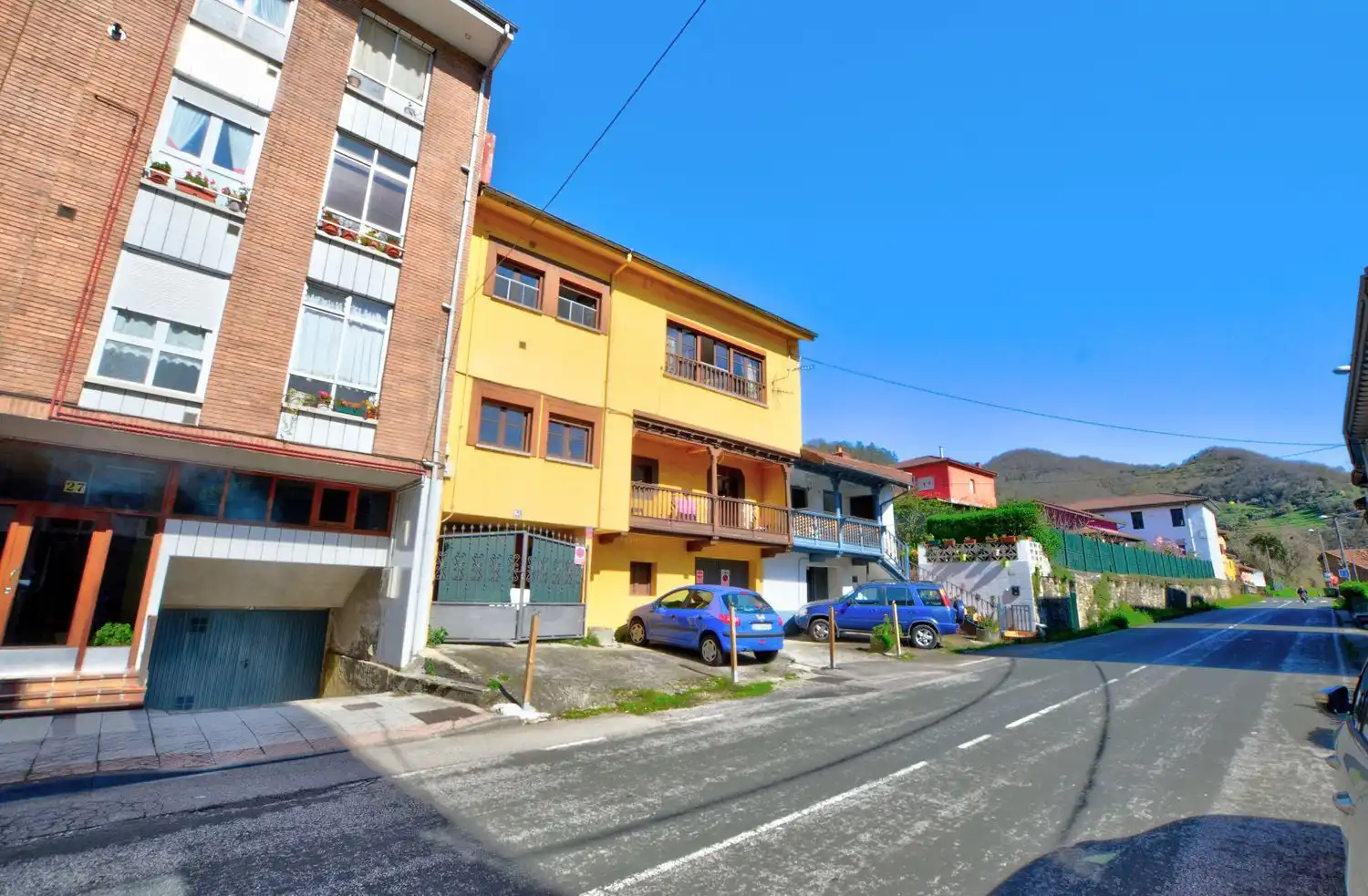 Vista exterior de Casa o xalet en venda en Lena amb Calefacció, Terrassa i Traster