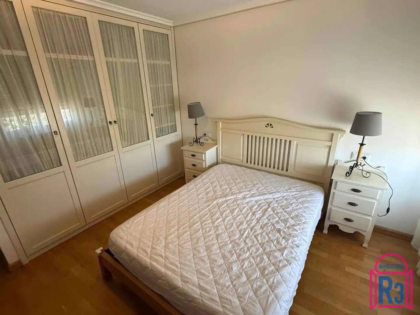 Dormitori de Casa adosada de lloguer en Villaquilambre amb Calefacció, Jardí privat i Moblat