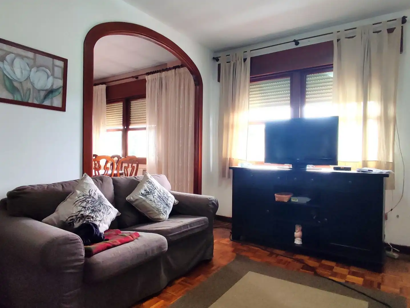 Sala d'estar de Casa o xalet en venda en Carral amb Jardí privat, Terrassa i Moblat