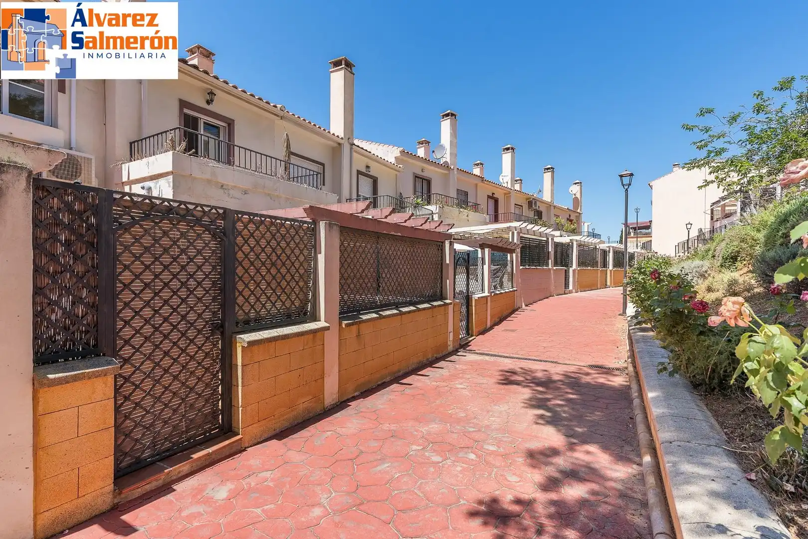 Vista exterior de Casa adosada en venda en Huétor Vega amb Calefacció