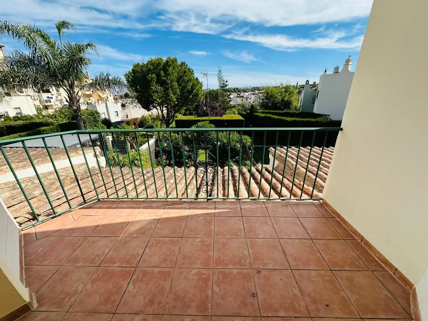 Vista exterior de Casa adosada en venda en Mijas amb Aire condicionat, Calefacció i Jardí privat