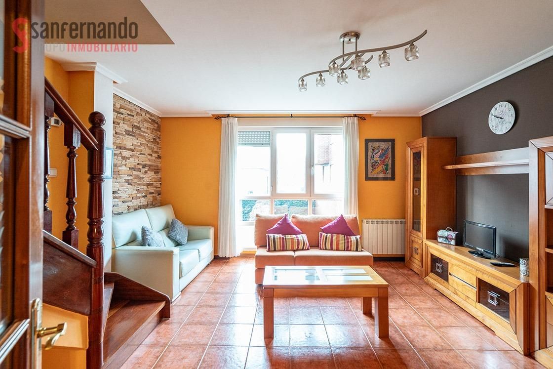 Sala d'estar de Casa adosada en venda en Los Corrales de Buelna  amb Calefacció i Jardí privat