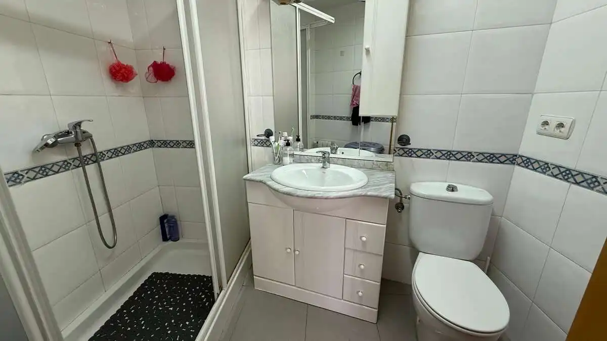 Badezimmer von Dachboden zum Verkauf in Granada mit Klimaanlage, Heizung und Terrasse