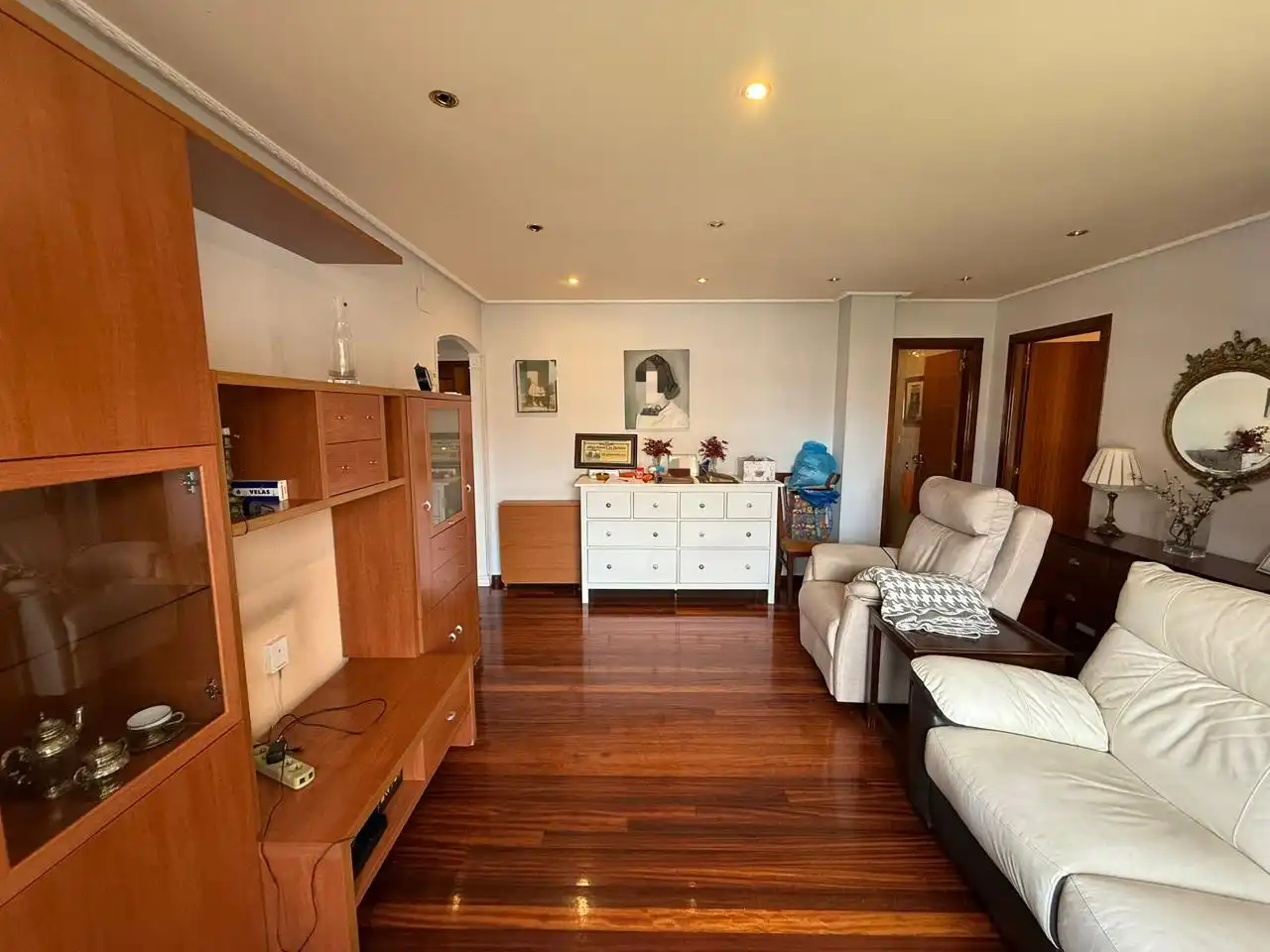 Sala de estar de Piso en venta en Castro-Urdiales con Calefacción, Parquet y Piscina comunitaria