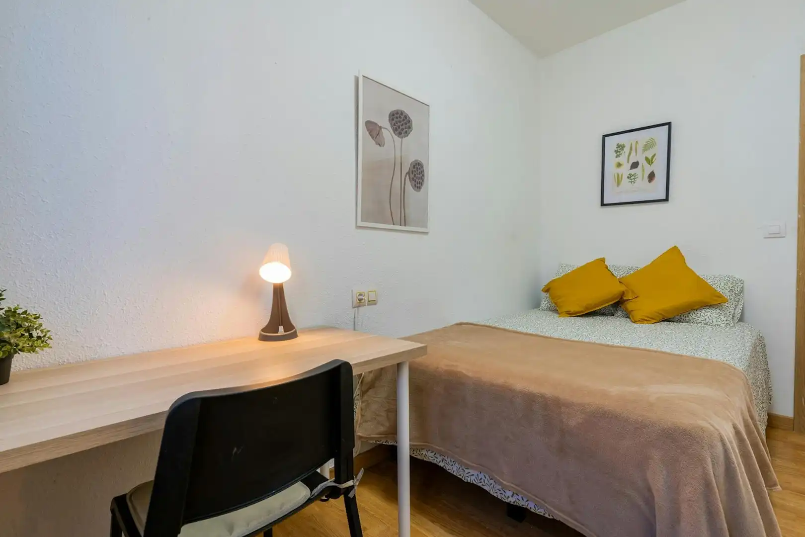 Bedroom of Flat for share in Valencia  with Furnished, Washing machine and TV