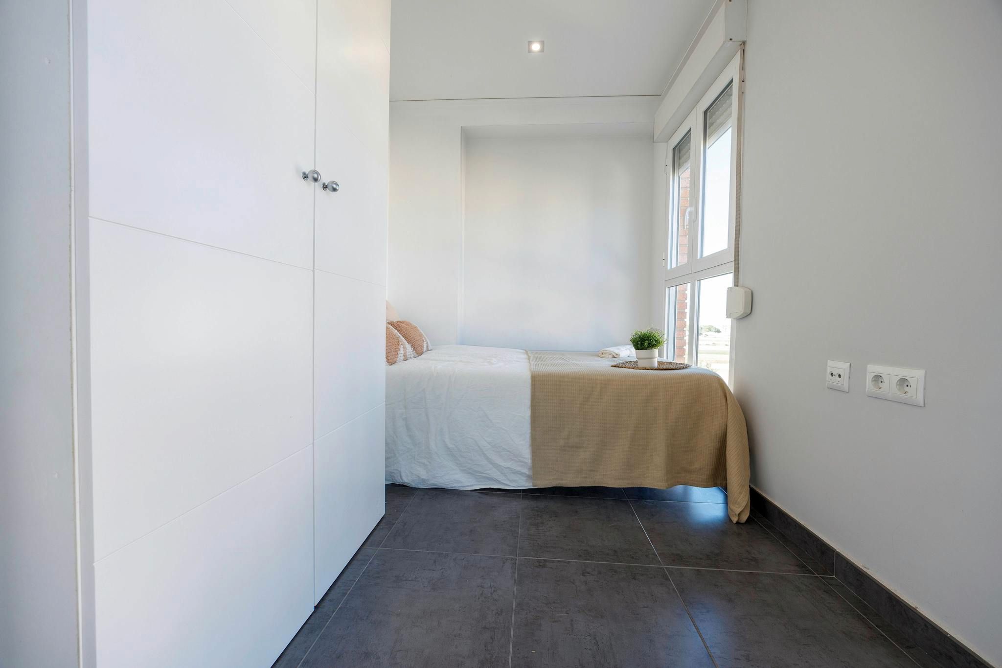 Bedroom of Flat to share in  Valencia Capital  with Washing machine and Balcony