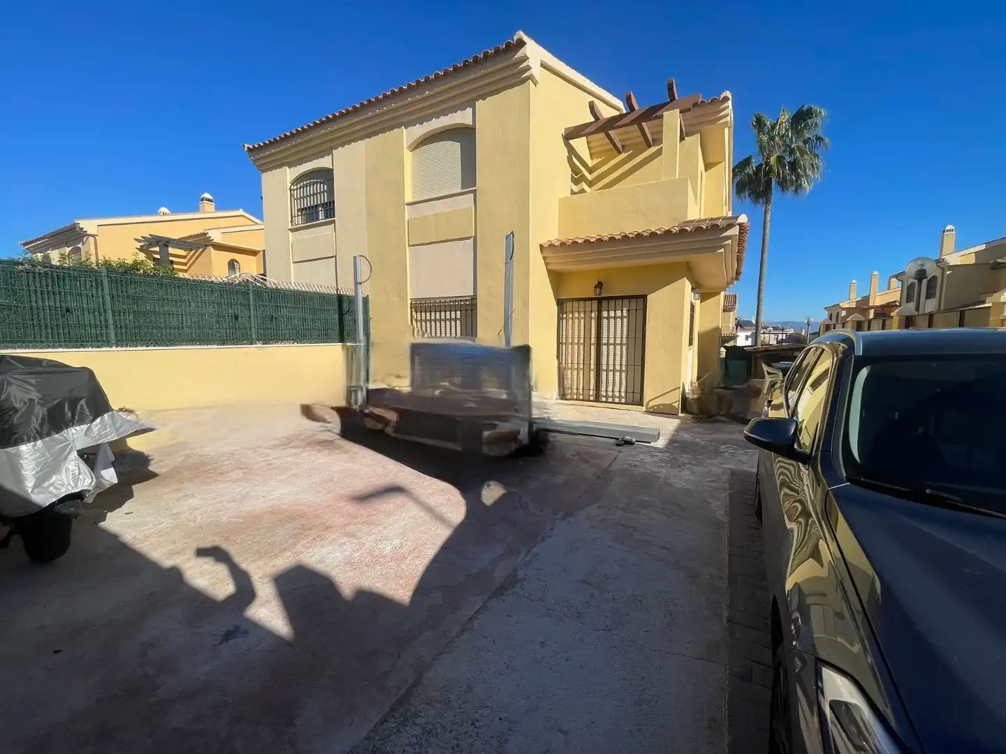 Vista exterior de Casa adosada en venda en Alhaurín de la Torre amb Aire condicionat, Jardí privat i Terrassa