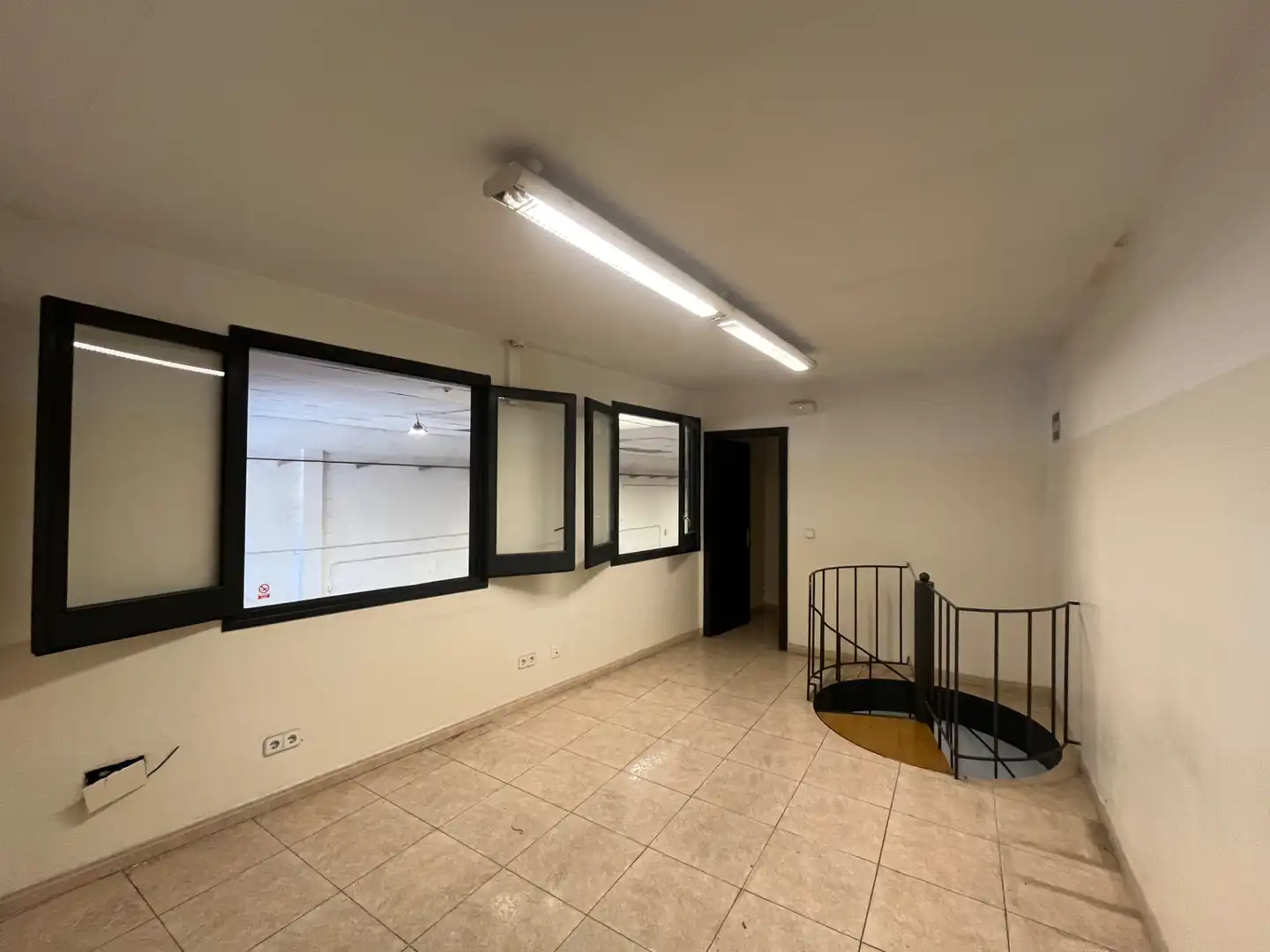 Nave industrial de alquiler en Girona con Alarma
