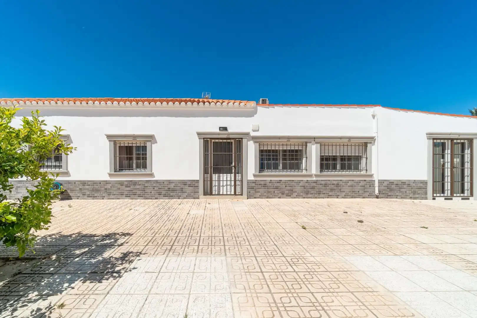 Vista exterior de Casa o xalet en venda en Torrevieja amb Aire condicionat, Calefacció i Jardí privat