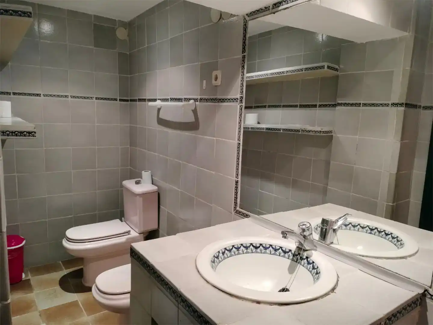 Badezimmer von Erdgeschoss zur Miete in Valdemorillo mit Parkett und Möbliert