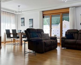 Sala d'estar de Casa adosada en venda en Siero amb Aire condicionat, Terrassa i Piscina