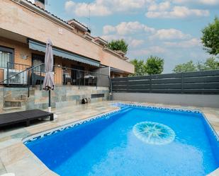 Piscina de Casa adosada en venda en Boadilla del Monte amb Aire condicionat i Piscina