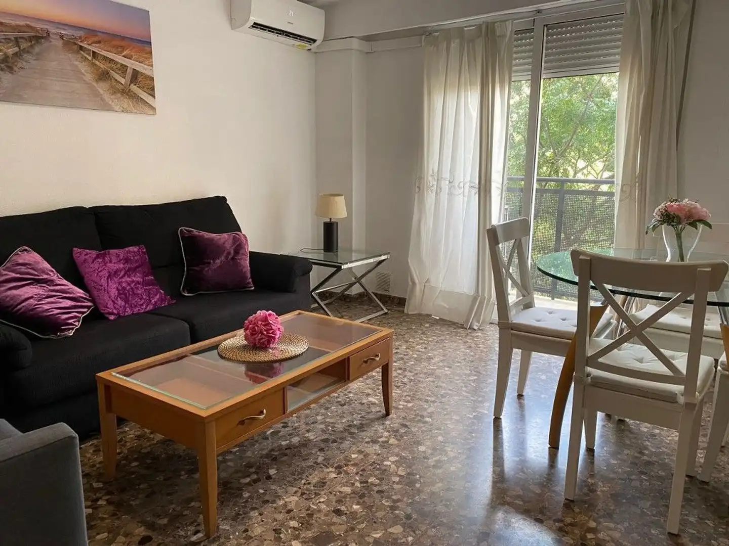 Sala d'estar de Pis de lloguer en Valencia amb Aire condicionat, Moblat i Balcó