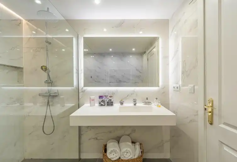 Badezimmer von Wohnung zum Verkauf in Marbella mit Klimaanlage, Heizung und Privatgarten