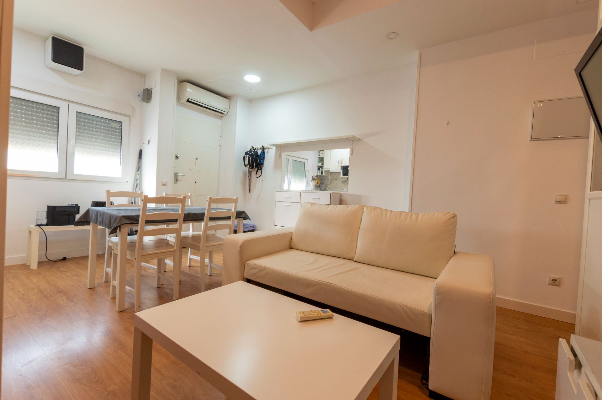 Living room of Premises for sale in Coslada  with Air Conditioner, Parquet flooring and Furnished