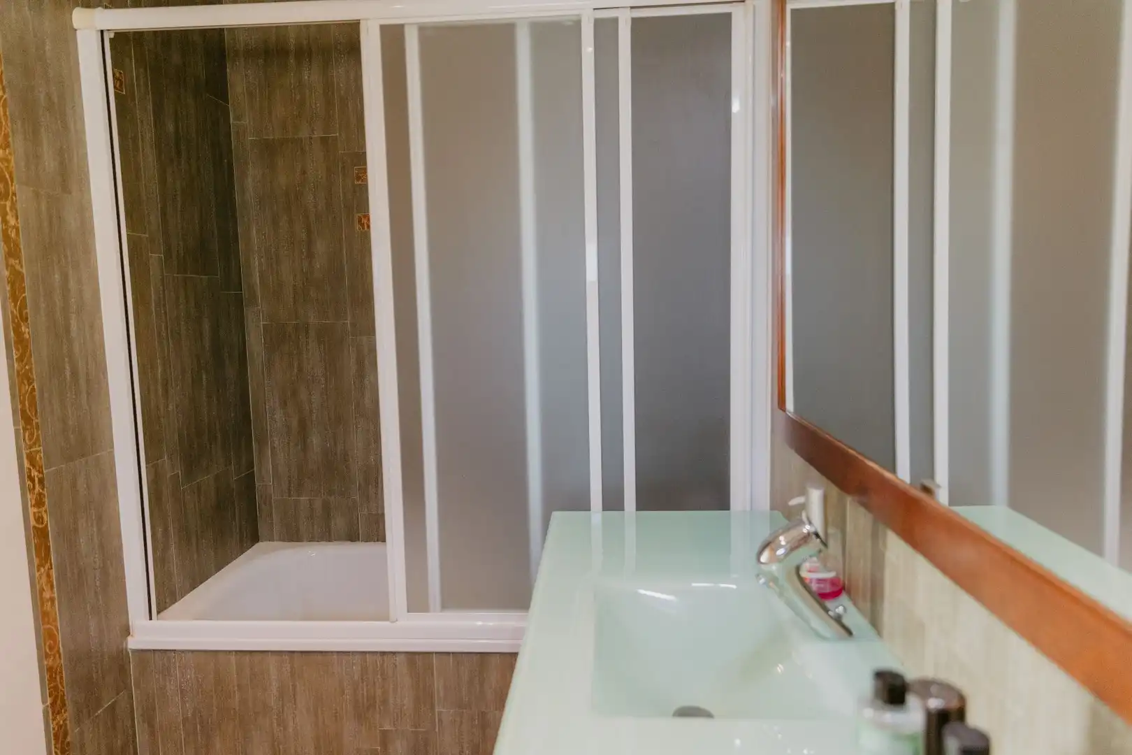 Bathroom of Houses for sale in Santa Coloma de Gramenet  with Air Conditioner, Heating and Private garden