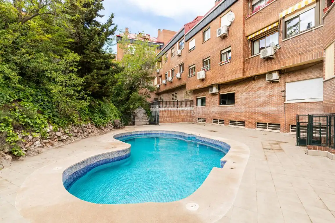 Schwimmbecken von Wohnung zum Verkauf in Las Rozas de Madrid mit Klimaanlage, Heizung und Terrasse