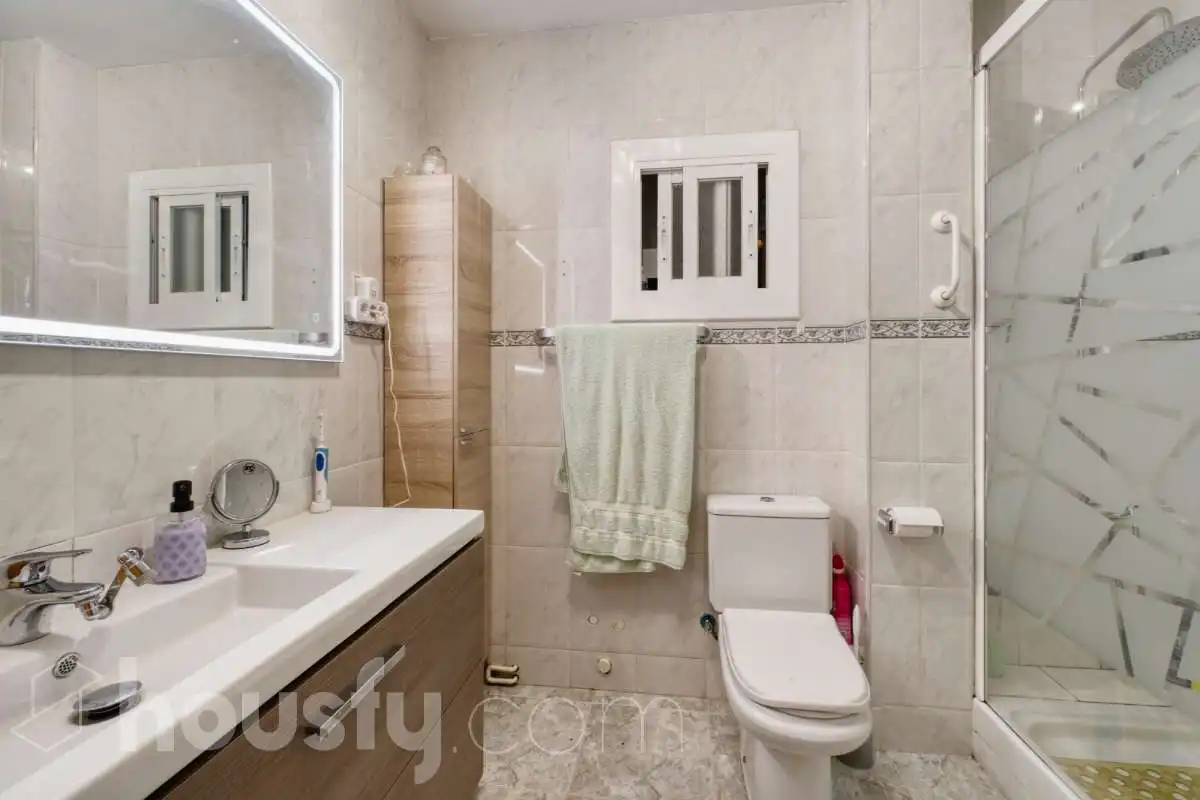 Bathroom of Flat for sale in Vilafranca del Penedès  with Air Conditioner, Heating and Storage room