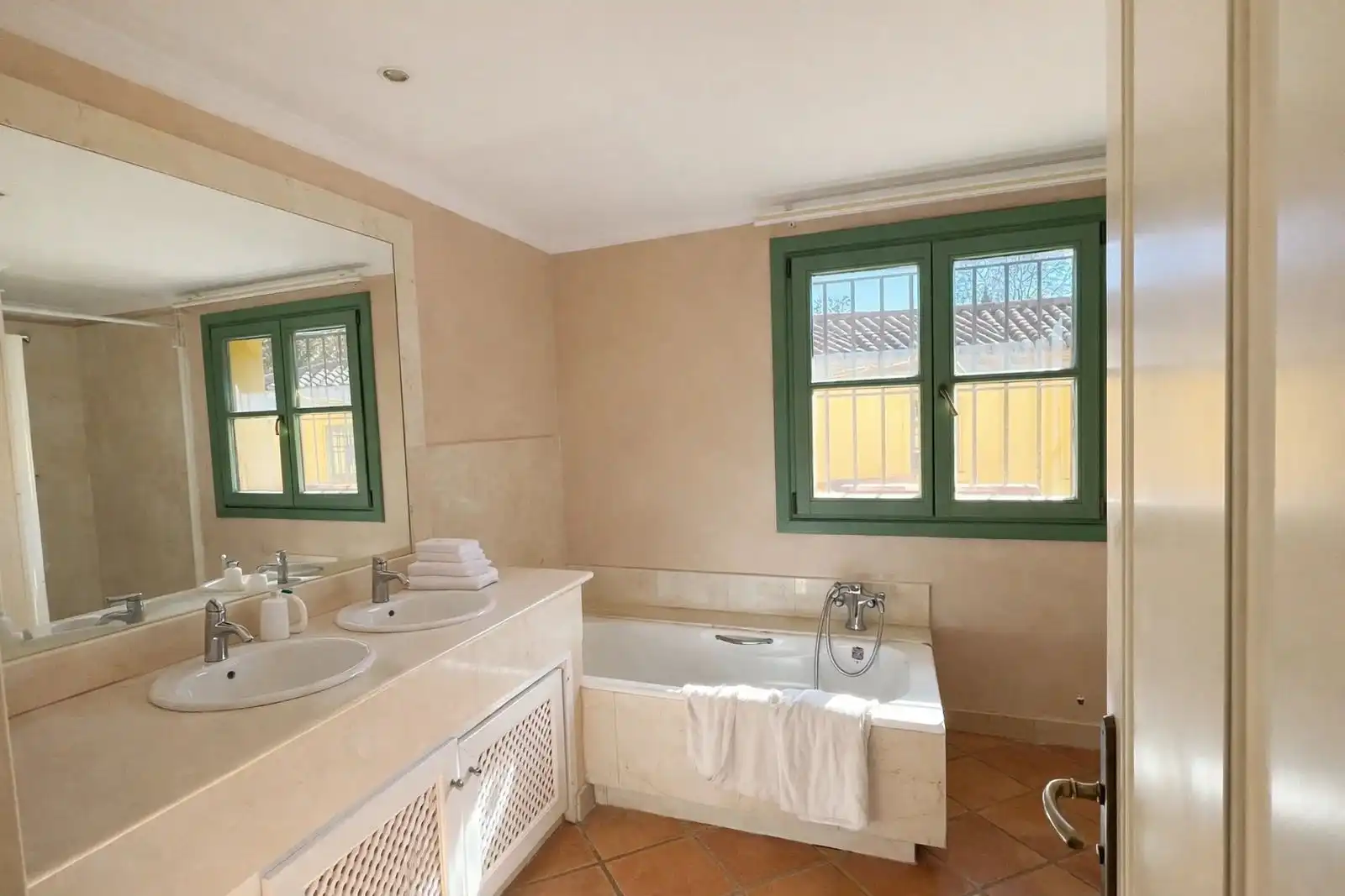 Bany de Casa adosada en venda en Sotogrande amb Terrassa, Balcó i Piscina comunitària