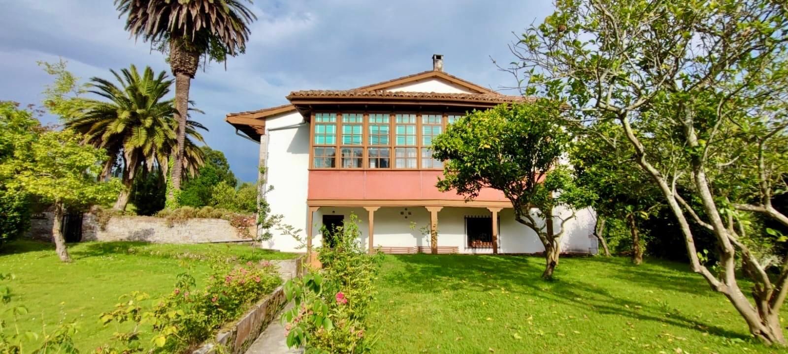 Vista exterior de Casa o xalet en venda en Llanes amb Calefacció i Jardí privat