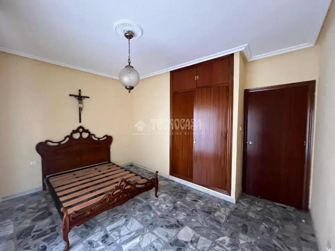 Habitación de Casa adosada en venta en Linares con Aire acondicionado, Terraza y Balcón