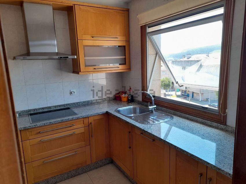 Cuina de Pis de lloguer en Santiago de Compostela  amb Calefacció, Traster i Moblat