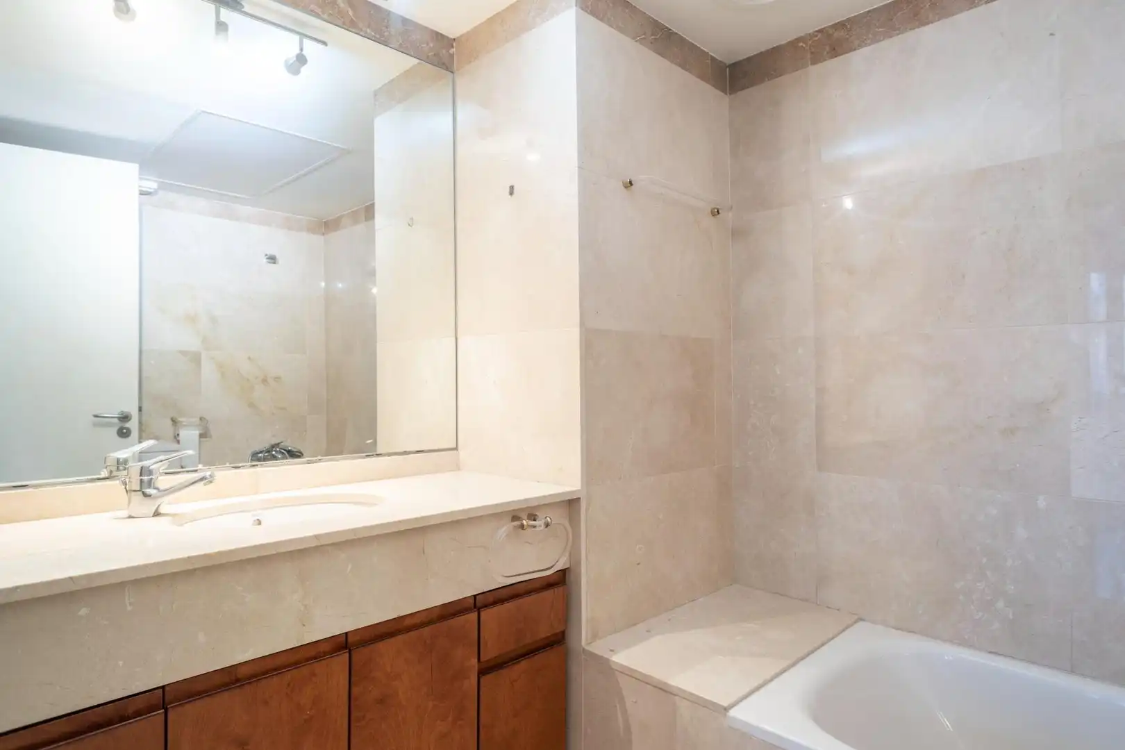 Badezimmer von Wohnung zum Verkauf in Barcelona mit Klimaanlage, Heizung und Terrasse