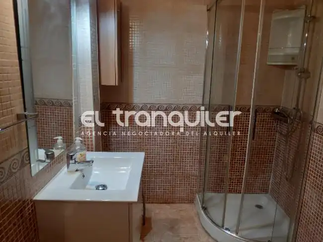 Bany de Pis de lloguer en Madrid amb Aire condicionat, Terrassa i Moblat