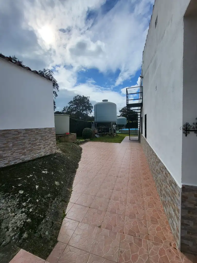 Vista exterior de Finca rústica en venda en Cáceres amb Aire condicionat, Calefacció i Jardí privat