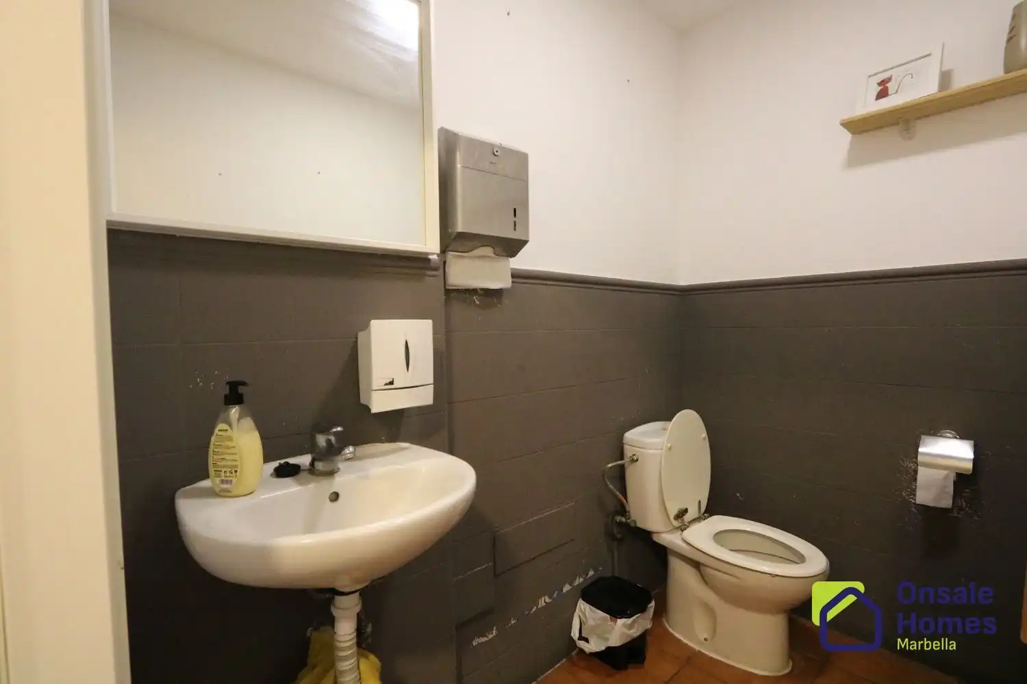 Baño de Local en traspaso en Marbella con Aire acondicionado y Amueblado