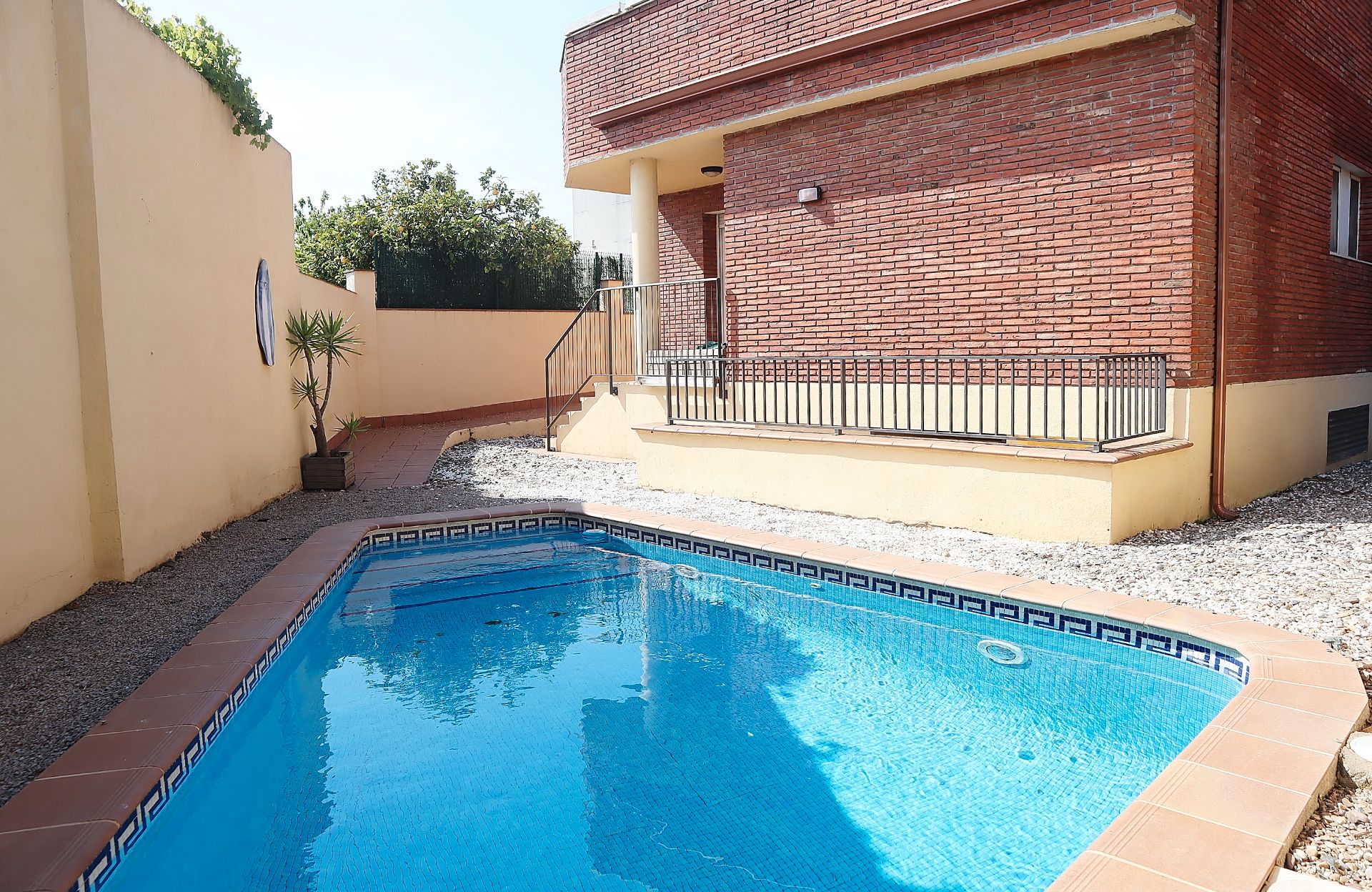 Piscina de Planta baixa en venda en Cerdanyola del Vallès amb Calefacció, Jardí privat i Parquet