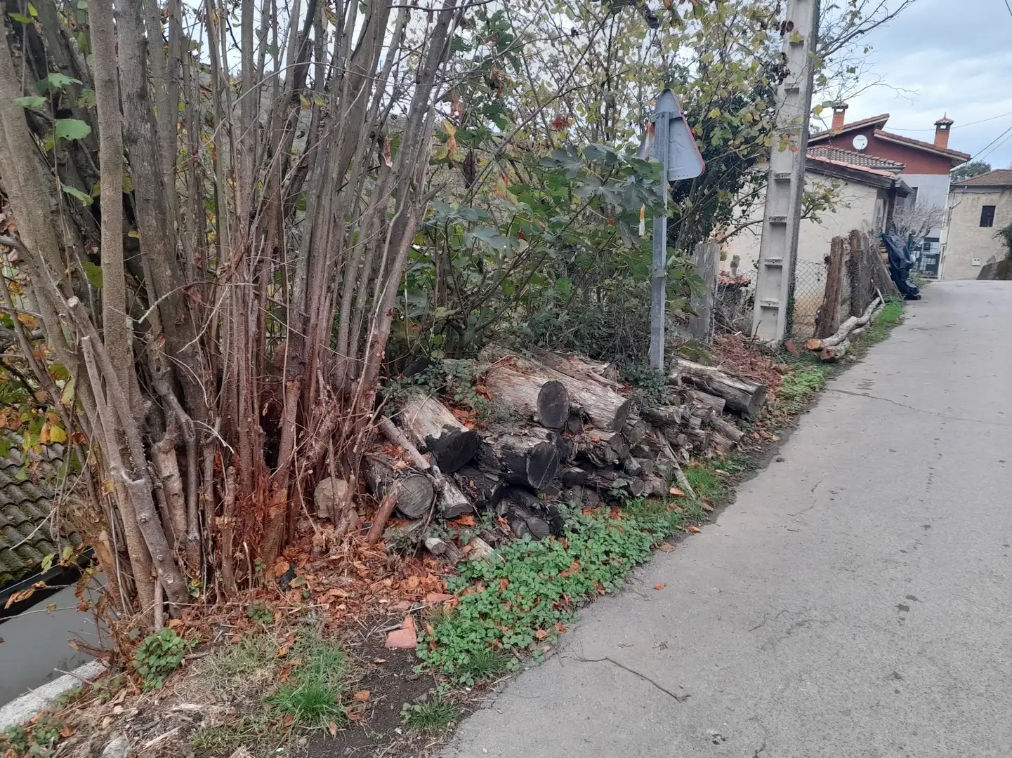 Einfamilien-Reihenhaus zum Verkauf in Laviana mit Abstellraum und Balkon