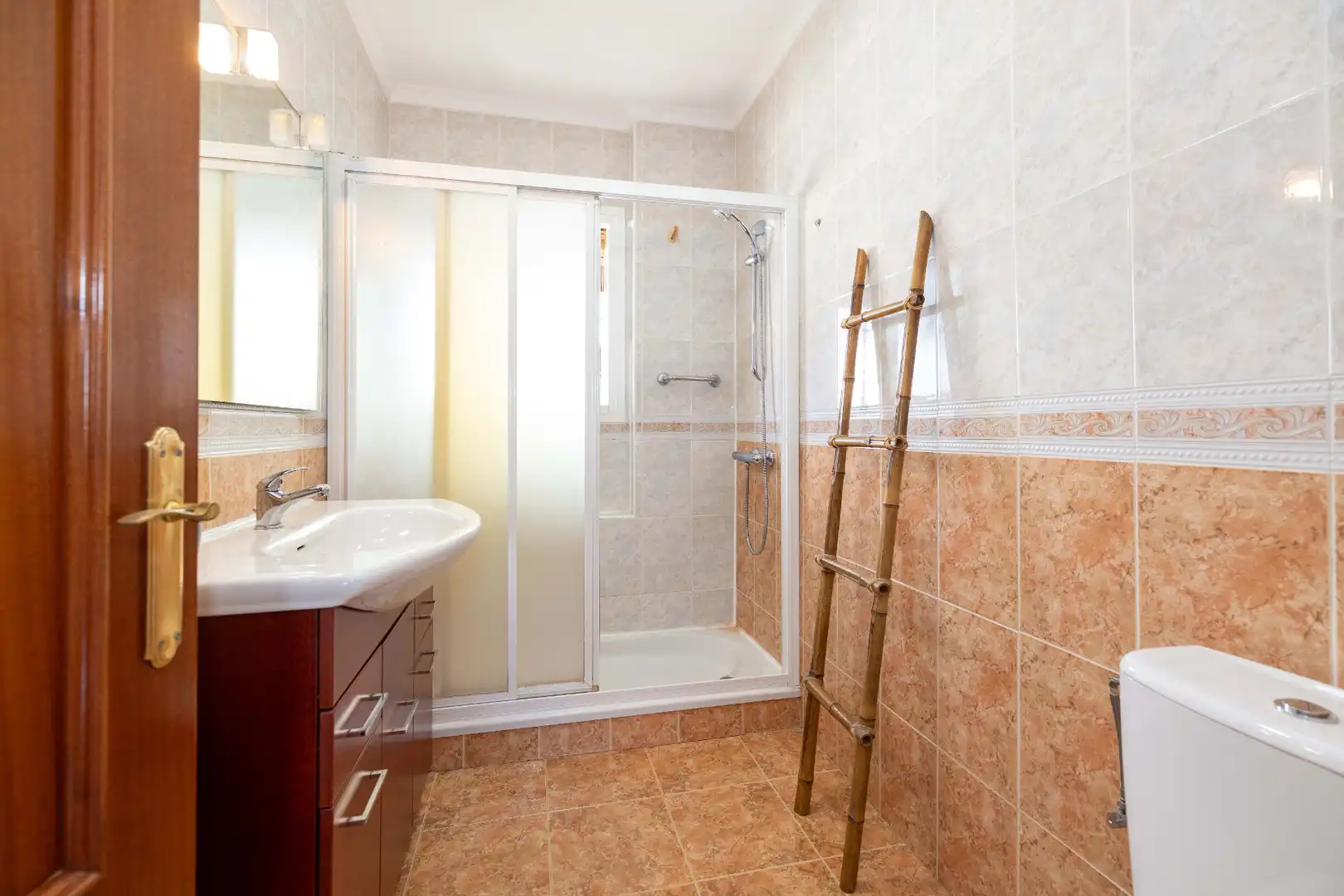 Bany de Casa o xalet en venda en Alhaurín de la Torre amb Aire condicionat, Calefacció i Jardí privat
