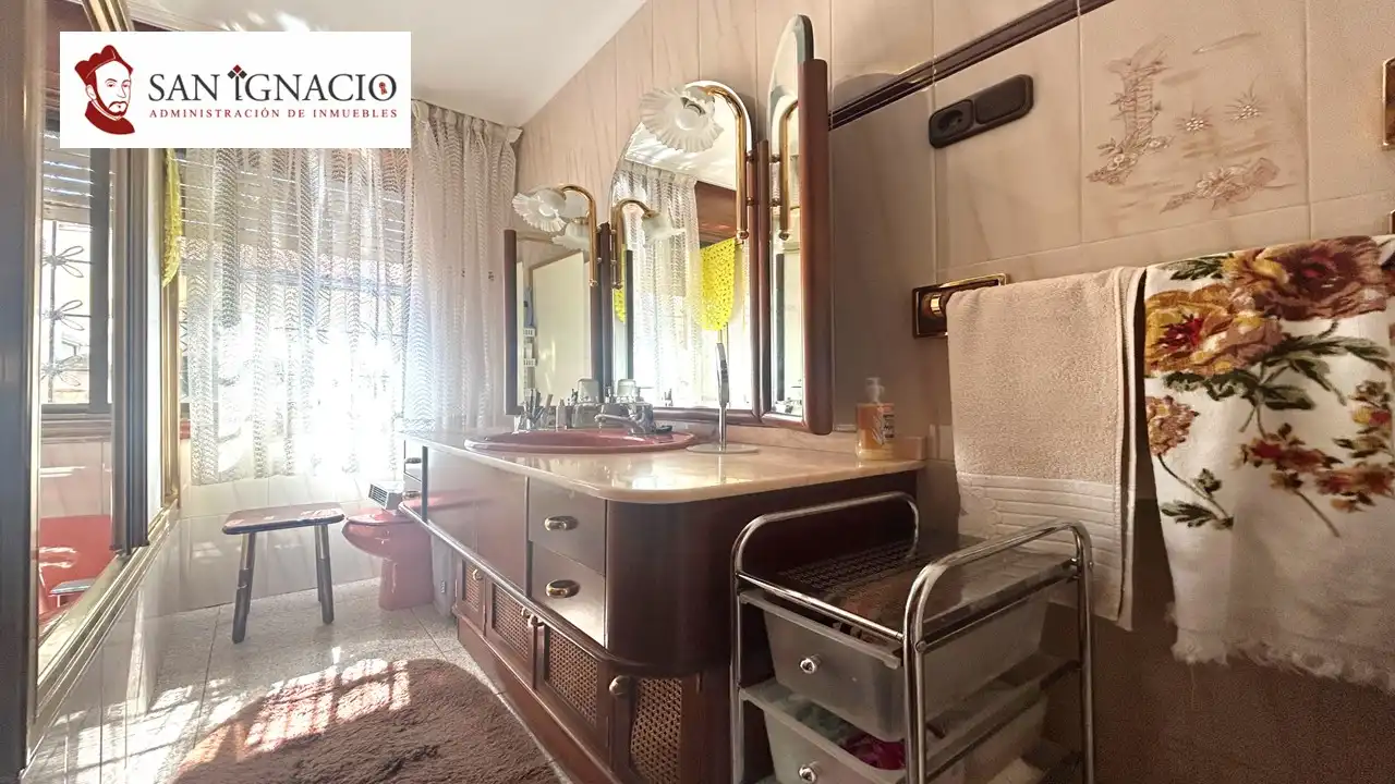 Baño de Casa o chalet en venta en Villarcayo de Merindad de Castilla la Vieja con Calefacción, Jardín privado y Piscina