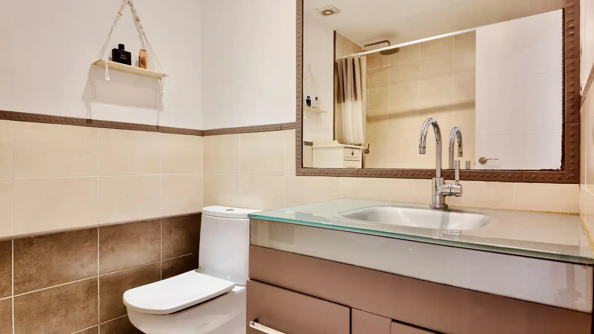 Baño de Casa adosada en venta en Marbella con Jardín privado, Alarma y Piscina comunitaria