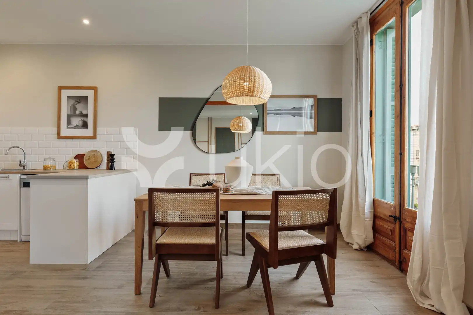 Comedor de Apartamento de alquiler en Barcelona con Aire acondicionado, Calefacción y Amueblado