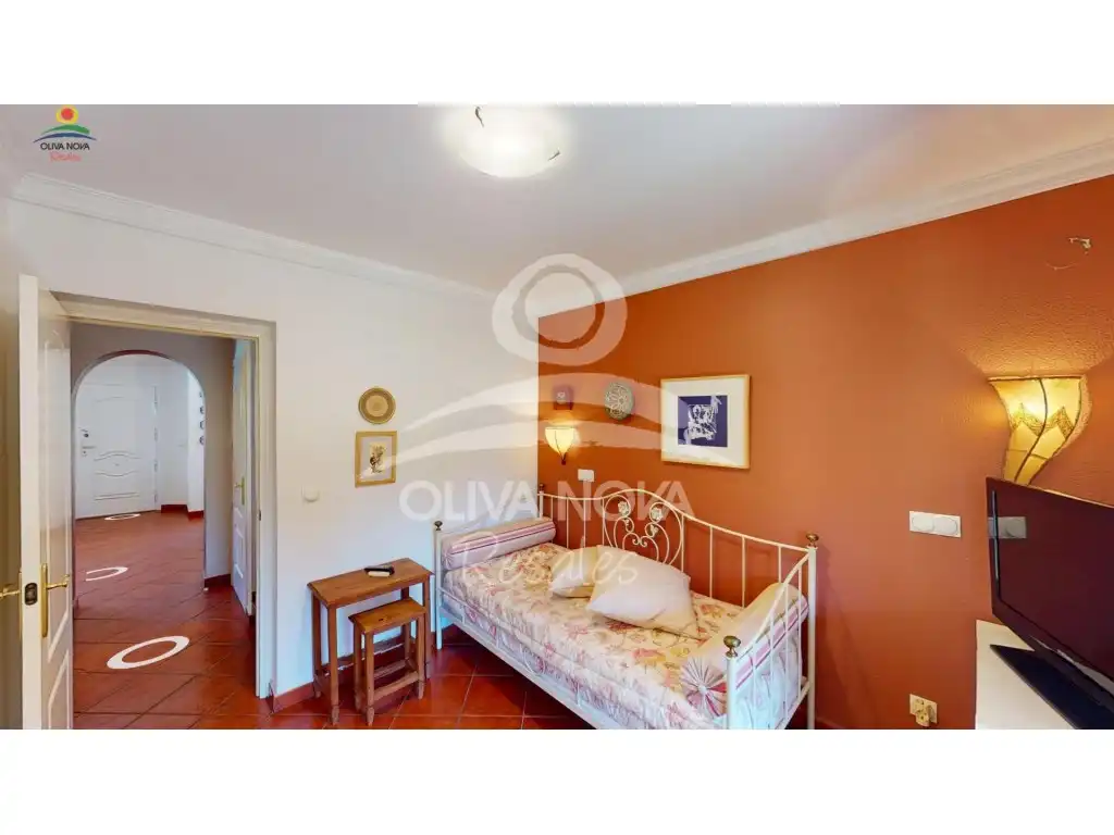 Dormitori de Casa o xalet en venda en Oliva amb Jardí privat, Terrassa i Piscina