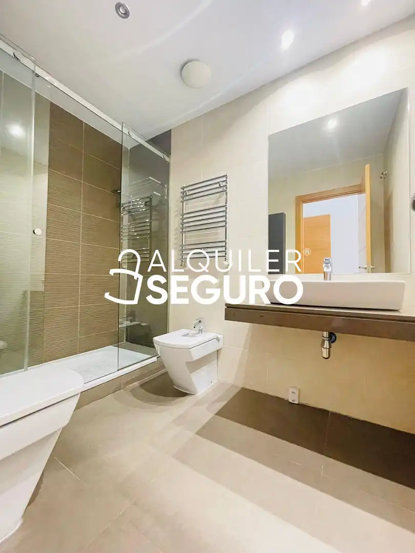 Bany de Pis de lloguer en Madrid amb Aire condicionat, Calefacció i Piscina
