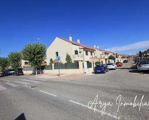 Vista exterior de Casa adosada en venda en Loeches amb Aire condicionat, Calefacció i Jardí privat