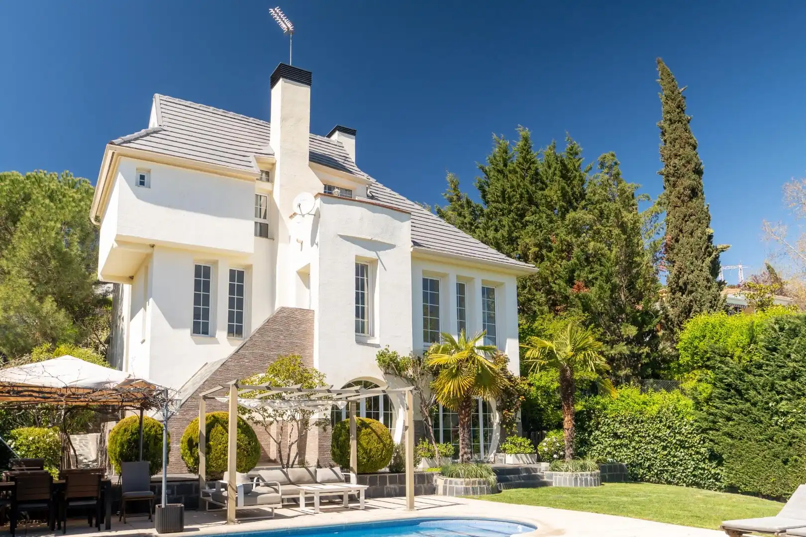 Außenansicht von Haus oder Chalet zum Verkauf in Torrelodones mit Heizung, Privatgarten und Terrasse