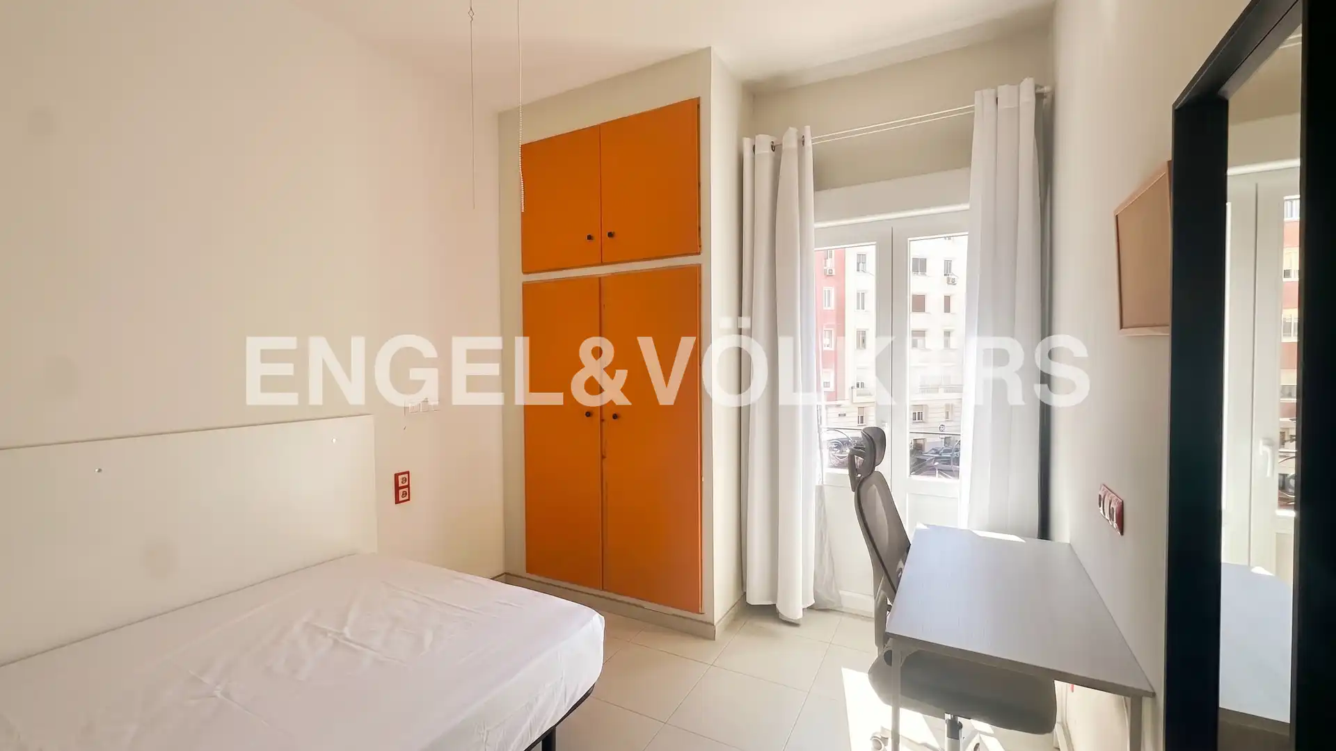 Schlafzimmer von Wohnung zur Miete in Madrid mit Heizung, Möbliert und Balkon