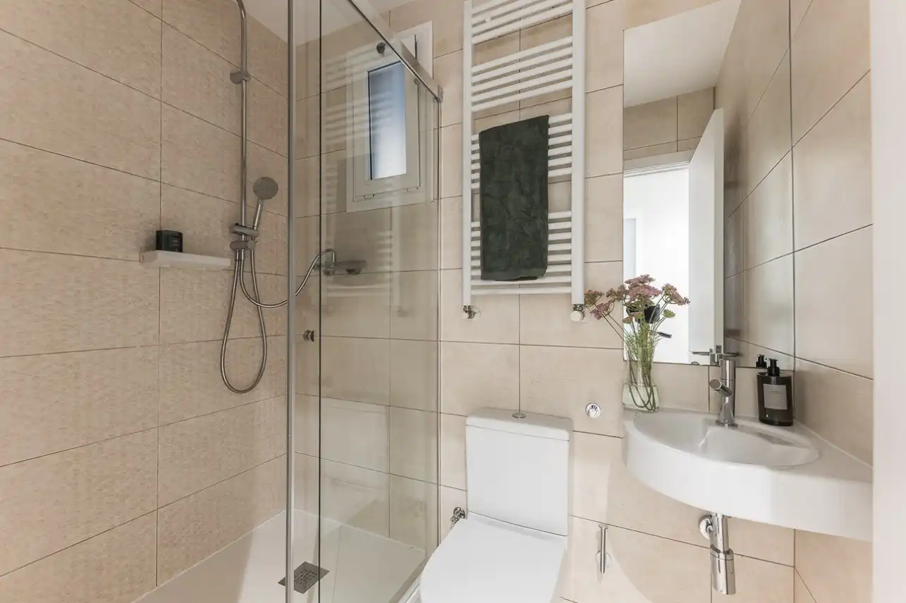 Bany de Apartament de lloguer en Barcelona amb Aire condicionat, Calefacció i Moblat