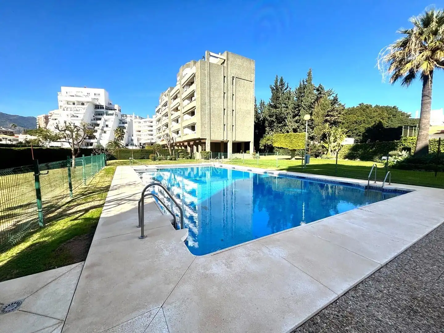 Schwimmbecken von Wohnung zum Verkauf in Benalmádena mit Privatgarten, Terrasse und Balkon