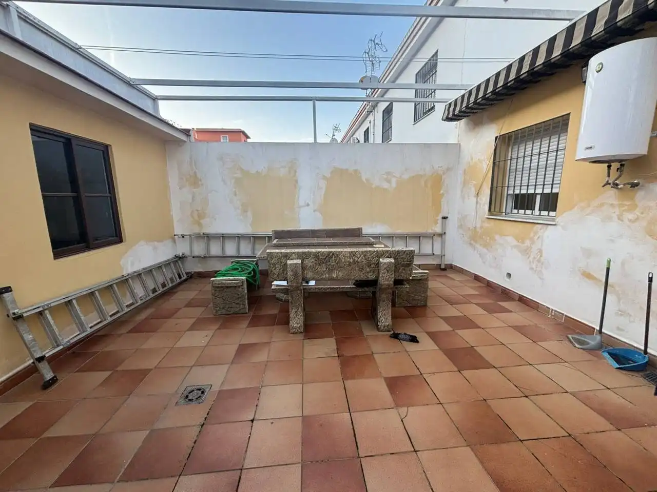 Terraza de Casa adosada en venta en Dos Hermanas con Aire acondicionado, Calefacción y Jardín privado