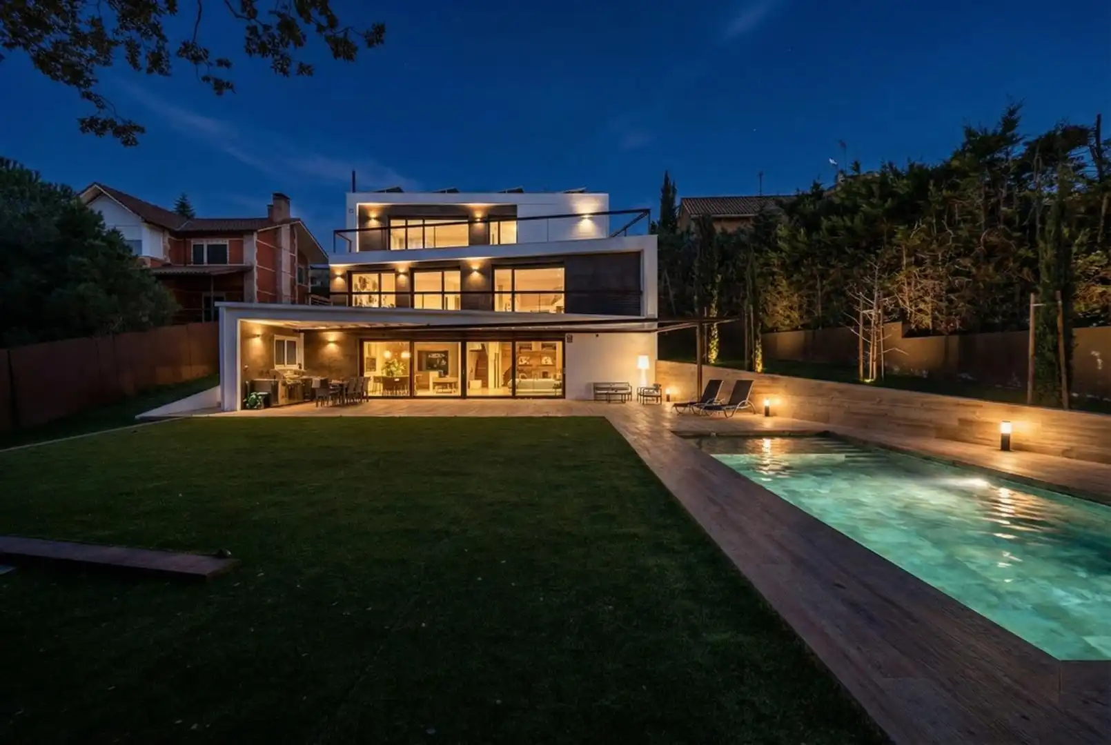 Vista exterior de Casa o xalet en venda en Torrelodones amb Aire condicionat, Calefacció i Jardí privat