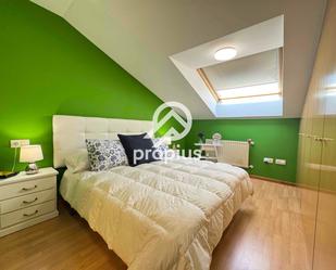 Schlafzimmer von Dachboden zum verkauf in Llanes mit Heizung, Parkett und Möbliert