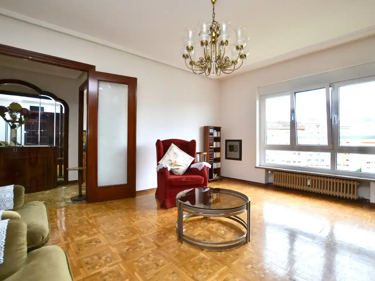 Sala d'estar de Àtic en venda en Oviedo  amb Parquet, Traster i Moblat