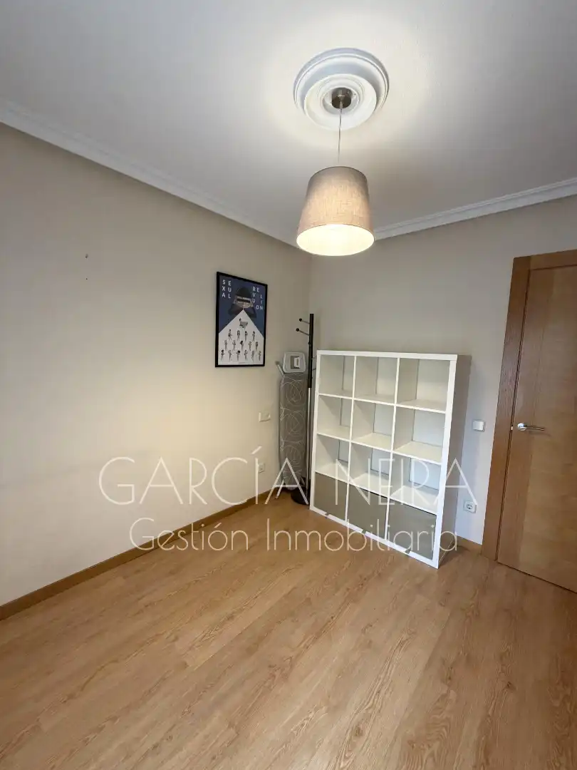 Pis en venda en Oviedo  amb Calefacció, Parquet i Traster