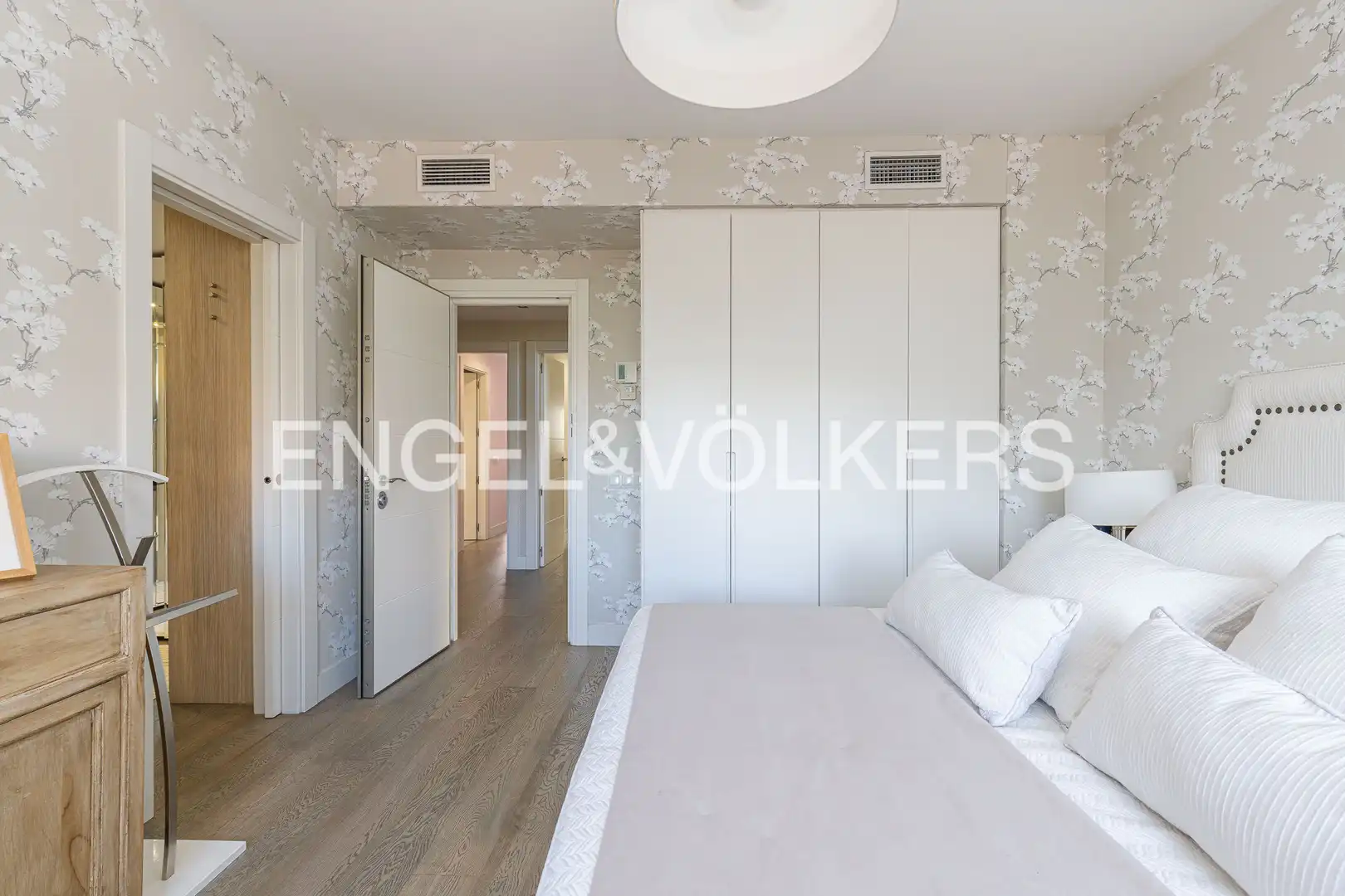 Habitación de Casa adosada en venta en Pozuelo de Alarcón con Aire acondicionado, Calefacción y Jardín privado